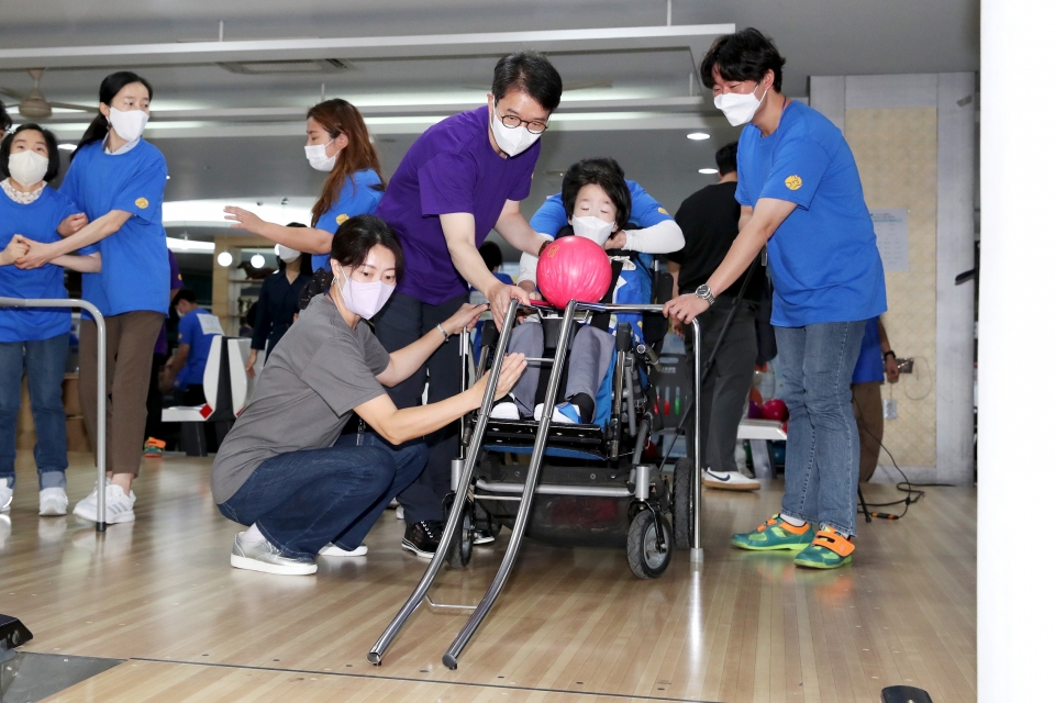 사진은 정원오 구청장(왼쪽 두 번째)이 장애인 선수와 함께 경기에 참여하는 모습. 