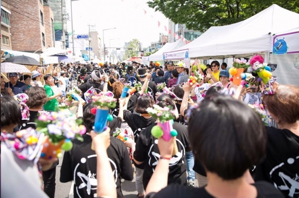 성북동 거리서 펼쳐진 ‘세계음식축제 누리마실’ 축제 현장.