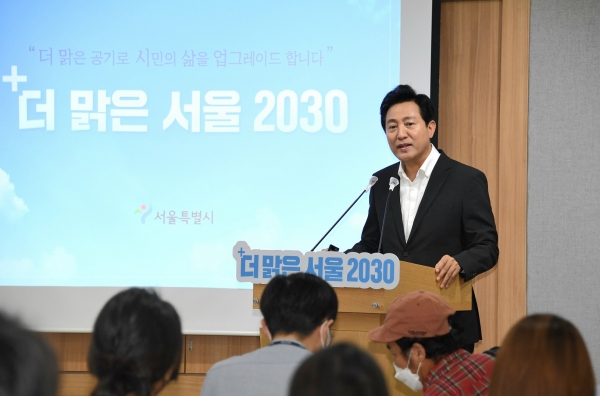 오세훈 서울시장이 28일 서울시청 브리핑룸에서 기자설명회를 열고 ‘더 맑은 서울 2030’을 발표하고 있다.