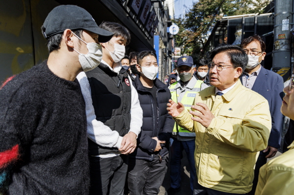 박강수 마포구청장이 이태원 참사 관련한 지역 내 유동인구 밀집지역 현장을 직접 찾아 확인하고 있다