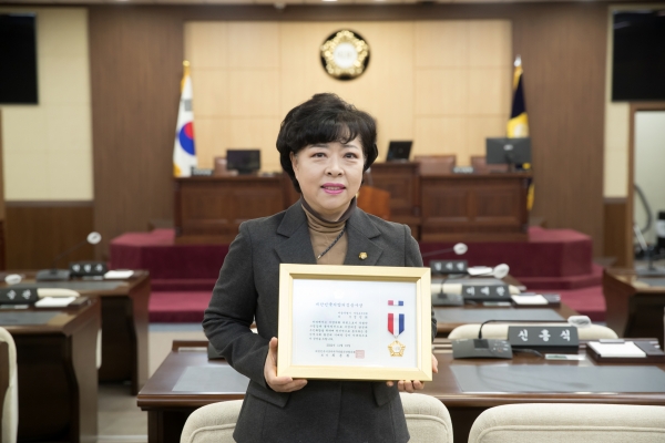 영등포구의회 정선희 의장은 11월 15일 대한민국시군자치구의회의장협의회에서 수여하는 ‘대한민국지방의정봉사상’을 수상했다.