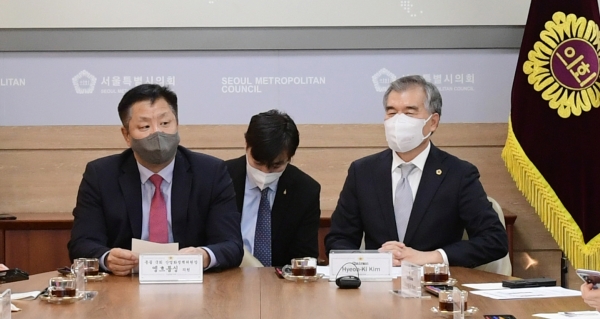 김현기 의장(우측)이 21일 의장 접견실에서 몽골 국회 엥흐툽싱 산업화정책위원장 등 대표단과 면담을 갖고 있다.
