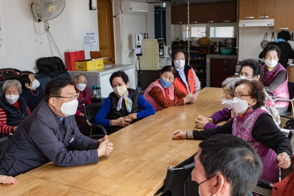 김경호 광진구청장이 중곡3동 경로당을 찾아 어르신들과 대화를 나누고 있다.