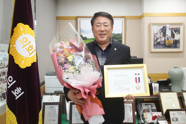 임춘수 관악구의회 의장은 지난 15일 대한민국시군자치구의회 의장협의회에서 수여하는 '대한민국지방의정봉사상'을 수상했다.