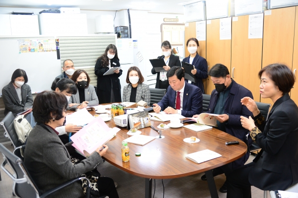 동작구의회 행정재무위원들이 어린이급식관리지원센터를 방문, 운영현황을 듣고 있다.