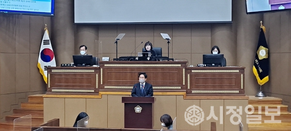 박강수 마포구청장이 25일 제259회 마포구의회 제2차 정례회 제1차 본회의에서 내년 예산안 제출에 따른 시정연설을 하고 있다