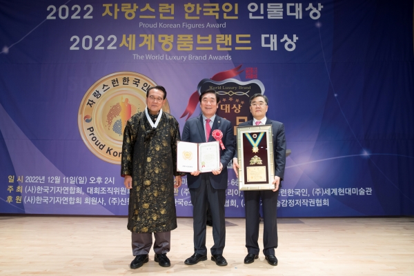 유승용 영등포구의회 운영위원장은 11일 마포중앙도서관 마중홀에서 개최된 ‘2022 자랑스런 한국인 인물대상’ 및 ‘2022 세계명품브랜드대상’ 시상식에서 대상을 수상했다.
