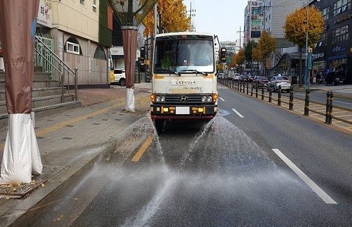 물청소 차량이 미세먼지 발생을 줄이기 위해 도로 살수를 하고 있다.