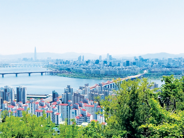 균형발전을 앞두고 있는 서울의 전경. 강북에서 강남을 바라보고 있는 모습.