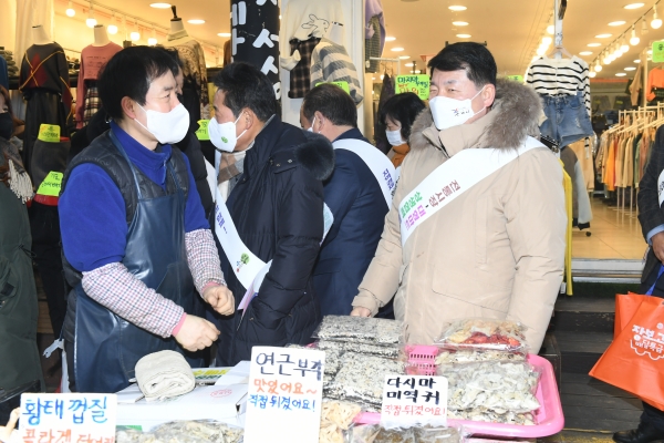 백경현 구리시장은 지난 18일 관계자 20여명과 함께 설 명절 맞이‘기관장 전통시장 장보기의 날’행사를 가졌다.