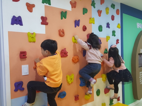 관악구 보건지소 ‘어린이 건강체험관’에서 암벽 등반 신체활동을 체험하는 어린이들.