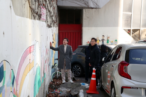 강북구의회 허광행 의장(사진 왼쪽)이 민원이 제기된 옹벽의 균열을 둘러보고 있다.