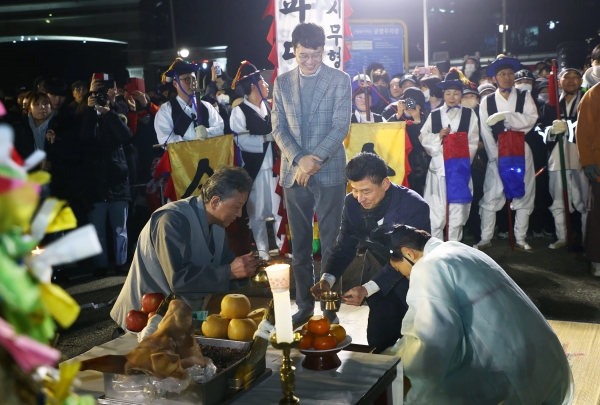 박경래 송파구의회 의장(가운데)이 정월대보름 행사에서 고사를 올리고 있다.