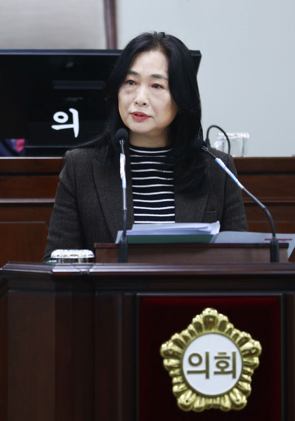 송파구의회 최옥주 의원이 제299회 임시회 제1차 본회의에서 5분 발언을 하고 있다