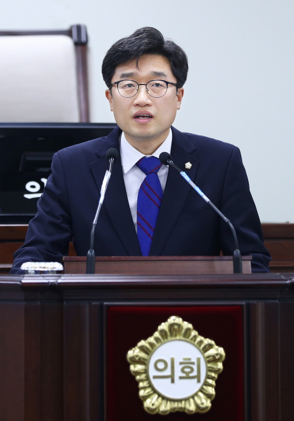 송파구의회 박종현 의원이 제299회 임시회 제1차 본회의에서 5분 발언을 하고 있다