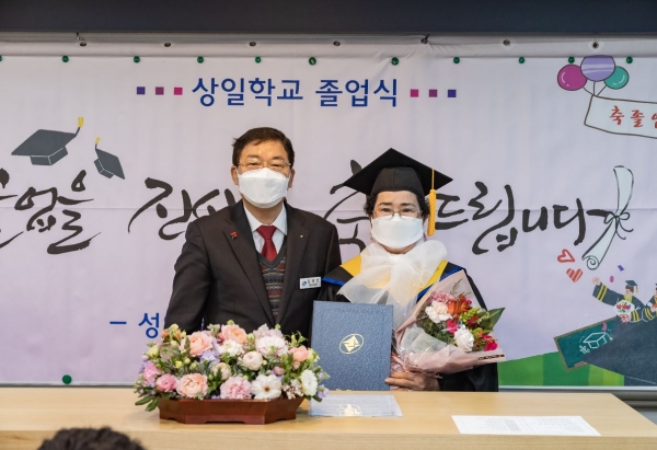 김경호 구청장은 16일 성인문해교육기관인 상일학교 우수 학생에게 표창장을 수여했다.