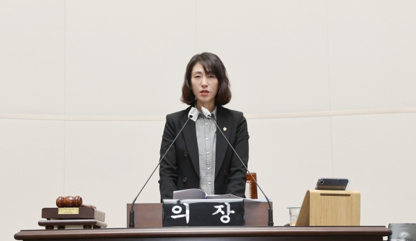 김현주 성동구의회 의장이 제271회 임시회 폐회를 선언하고 있다.