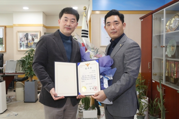 관악구의회 주무열 의원(오른쪽)은 김광호 서울시경찰청장으로부터 감사장을 받았다.