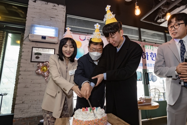 김경호 광진구청장이 지난 8일 생일을 맞은 직원들과 케이크를 자르고 있다.