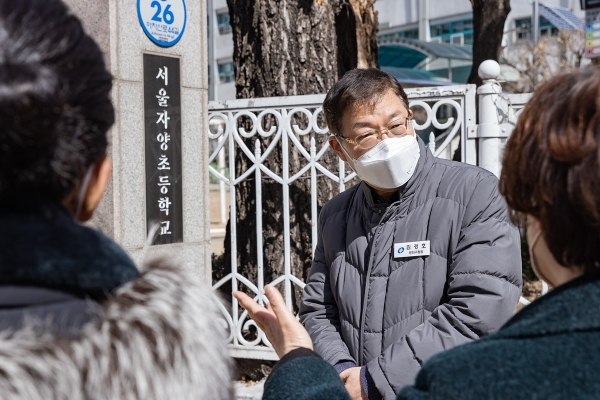 김경호 구청장은 최근 서울자양초등학교를 찾아 학교 앞 안전한 통행로를 조성해달라는 학부모들의 의견을 청취했다.