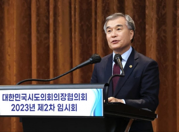 김현기 회장이 협의회 임시회를 주재하고 있다.
