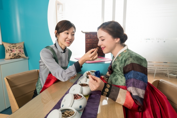 외국인 관광객이 강남 의료관광 상품을 체험하고 있다.