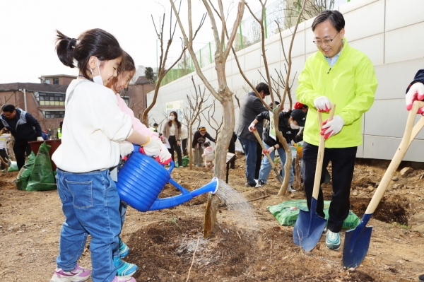 24일 유성훈 금천구청장이 식목일을 맞아 시흥동 순흥안씨 양도공파묘군에서 주민들과 나무를 심었다.