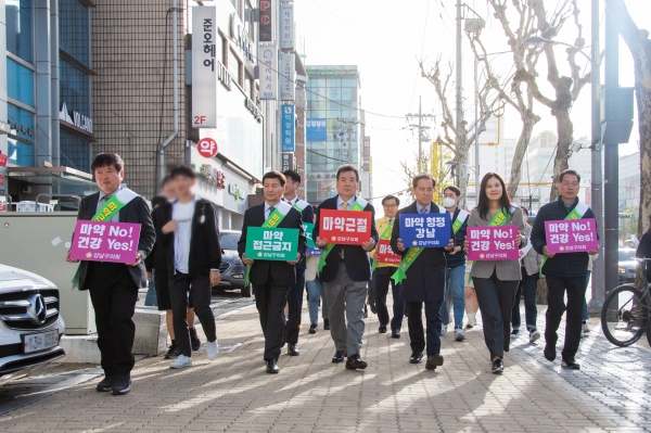 지난 12일 대치동 학원가 일대에서 마약류 근절 캠페인을 진행하는 강남구의회 의원들 .