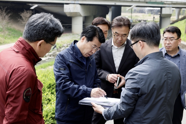  송파구가 장지천 벚꽃길 구간을 수변친화 명소 구간으로 만든다.