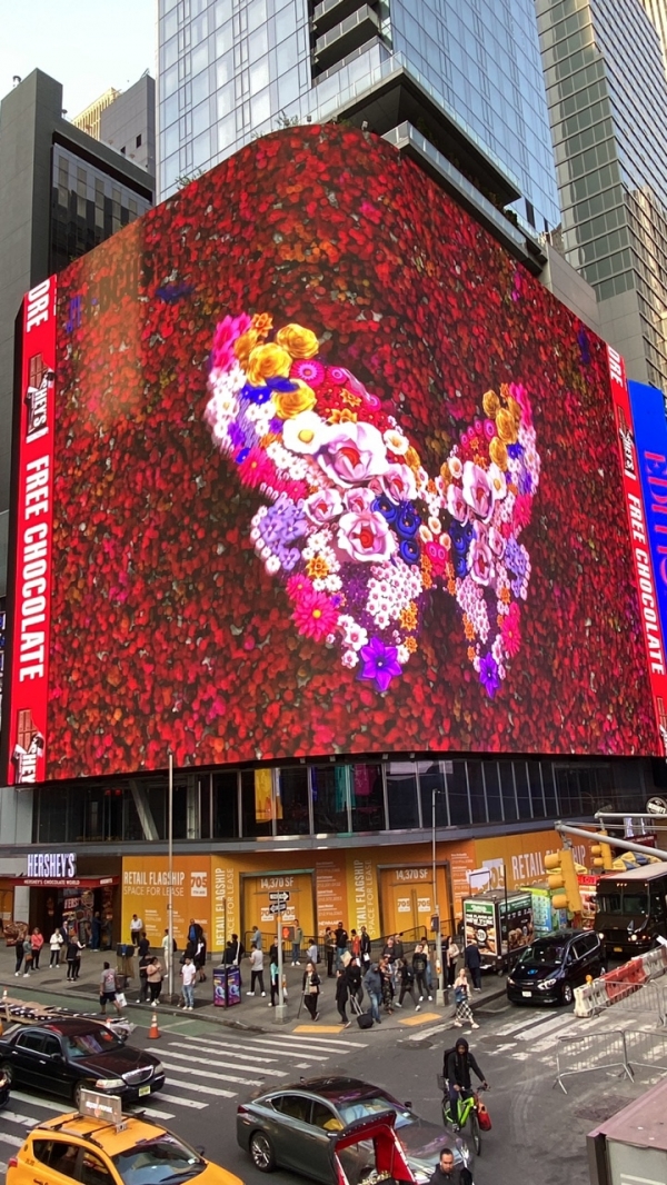 뉴욕 맨해튼 타임스퀘어’ 대형 전광판에 날개를 펄럭이며 날아와 화면을 가득 채우는 김홍년 작가의 나비작품.