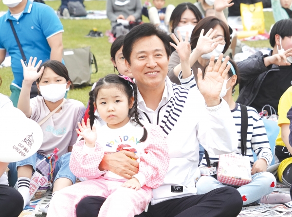 오세훈 시장(중앙)이 ‘DDP 봄축제:디자인 놀이동산’ 행사에서 아이들과 소통의 시간을 갖고 있다.