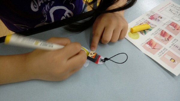 마포구 찾아가는 디자인 교육 수업에서 재활용품을 이용해 열쇠고리를 만드는 초등학생