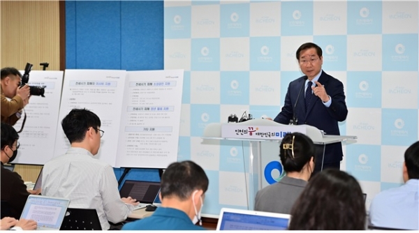 유정복 인천시장이 4월19일 인천시청 브리핑룸에서 전세 사기 피해 추가 지원방안을 발표하고 있다.