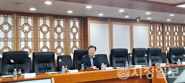 지난 23일 제12가 경찰제도발전위원회 회의 종료 후, 박인환 위원장이 기자들에게 브리핑을 하고 있다
