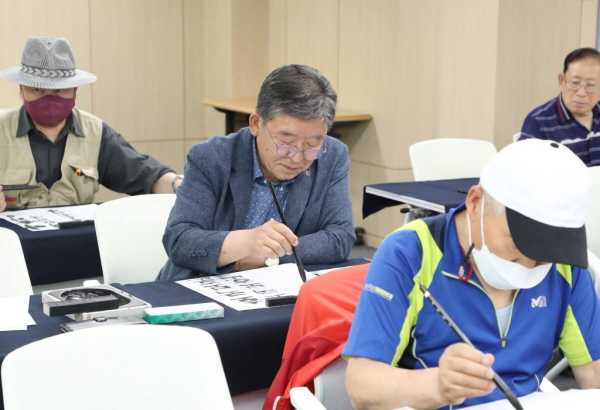 지난달 26일 전몰군경유족 김영호씨가 용산구 보훈회관에서 진행한 서예교실 강좌에 참여했다
