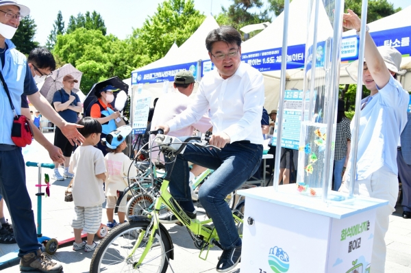 오승록 서울 노원구청장이 3일 노원구 중계동 등나무문화공원에서 진행된 ‘2023 노원 탄소중립 한마당’ 행사에서 자전거 발전기를 체험하고 있다.