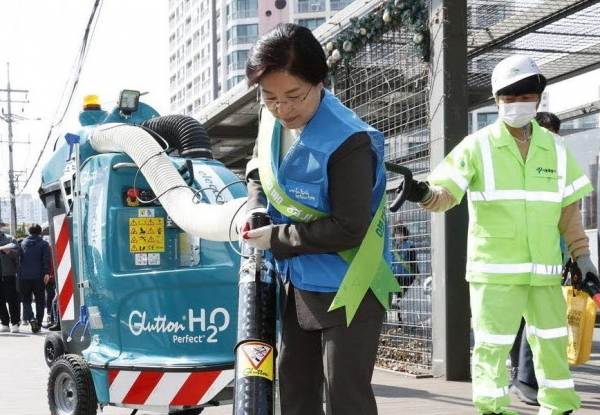 김미경 은평구청장이 소형 전기청소차를 활용해 보도에 쌓인 먼지 쓰레기를 흡입하고 있다.