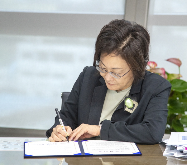 지난 7일 박희영 용산구청장이 업무협약서에 서명을 하고 있다