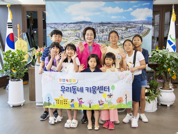 3일 용산구청장실을 찾은 아이들이 박희영 구청장과 기념촬영을 했다