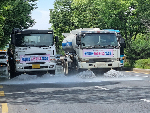 마포구가 폭염 대응을 위해 살수차량을 추가 투입, 도로 물청소에 나서고 있다