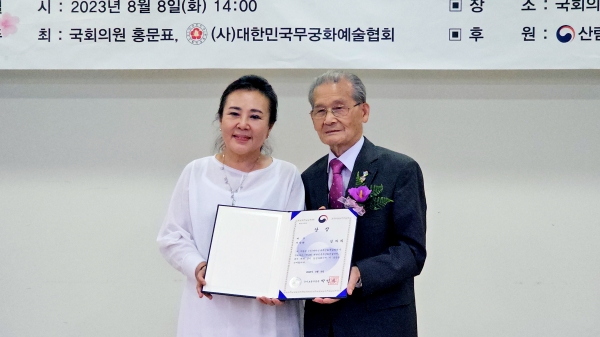 시인이자 서양화가인 김하리 작가(좌측)가 제13회 대한민국 무궁화 미술대전'에서 국가보훈부장관상을 수상하고 기념촬영을 하고 있다.