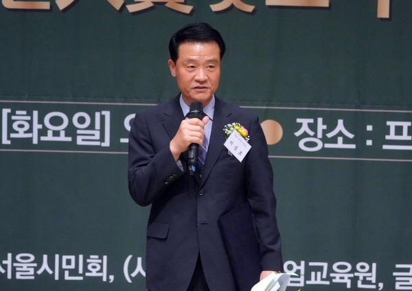 이승로 성북구청장이 ‘2023 글로벌 신한국인 대상’을 수상, 소감을 밝히고 있다.
