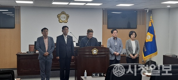 종로구의회 더불어민주당 의원 일동이 28일, 의장단 선거의 위법함에 대한 사과를 촉구하는 기자회견을 열었다