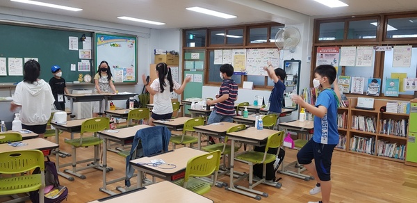 움직이는 교실에서 수업중인 묘곡초등학교 학생들