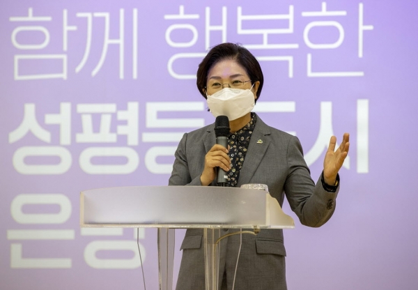 김미경 은평구청장이 육아휴직자들을 위한 ‘서울형 육아휴직 장려금’을 적극 홍보하고 있다.