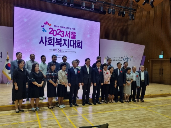양천구자원봉사센터(센터장 남궁금순) 봉사단체인 배냇저고리 봉사단의 예완숙 봉사자가 제21회 서울시 복지상 대상을 수상했다.