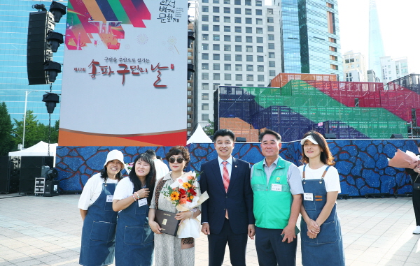 송파구의회(의장 박경래)는 지난 23일 오후 3시 올림픽공원 평화의 문 광장에서 열린 ‘제32회 송파구민의 날 기념식’에 참석했다.