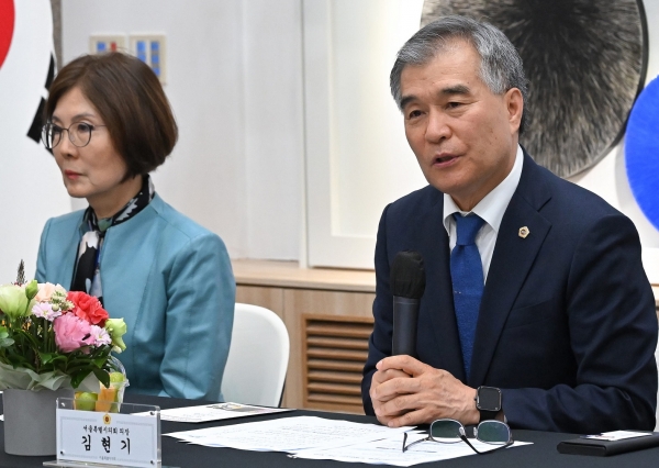 김현기 의장(우측)이 서울시의회를 찾은 미주현직한인회장협의회를 접견, 인사말을 하고 있다.