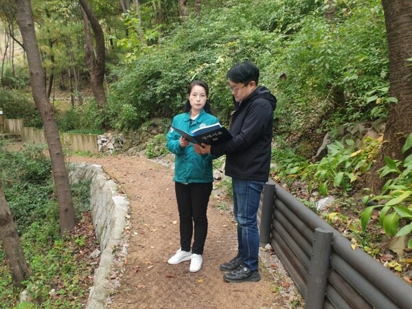 종로구의회 박희연 의원이 와룡공원 일대 시설물을 점검하는 모습