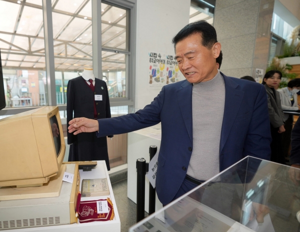 이승로 성북구청장이 제3회 성북 마을기록 전시가 진행되고 있는 서울성북미디어문화마루를 방문해 전시품을 둘러보고 있다.